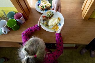 Školní jídelna už vaří podle nových pravidel. Děti ani nepoznají, že jedí zdravěji - Novinky
